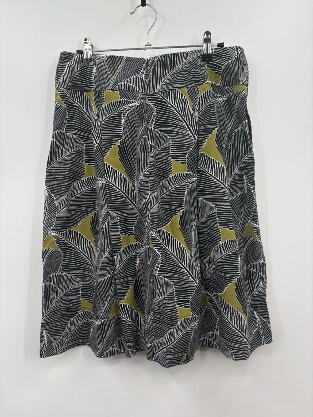 East 5th Women’s Size 8 Black White Leaf Print Midi Skirt
